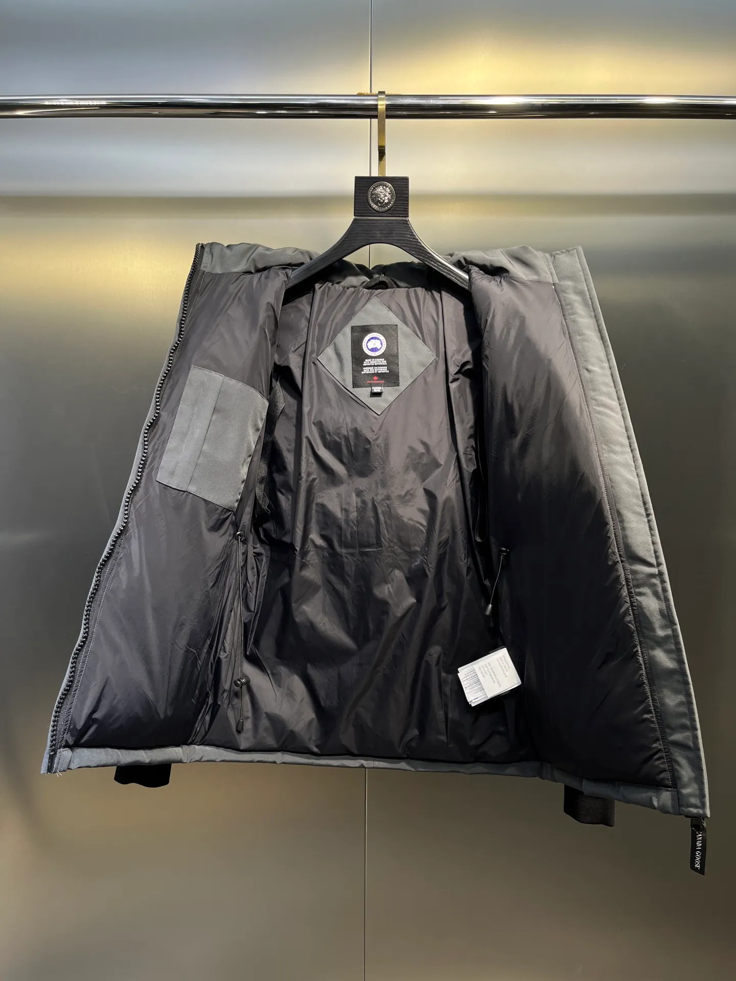 P860 Canada Goose Canada # Expedition04 Parker, a treasure of Canadian origin! Limited supply worldwide! Canada Goose Model 04 is a top-notch couple model, polar cold-proof outdoor series fur collar detachable hooded parka down jacket, the first Goose in 2024. I hope my partners like the top quality, and I hope everyone can evaluate it together! The most popular cool items of the Big Goose family in 2024 are online. The same popular product of Yi Yang Qianxi is said to be a joint limited edition Big Goose that cannot be bought in autumn and winter. If you dislike the sameness of the Big Goose in the past, then this model will definitely give you a different experience! This year's most powerful couple's collection for autumn and winter is online, a top-notch luxurious ready-to-wear style, paired with an outdoor warm down jacket with great style and charm! The most standard and classic items of the Daye family in the past two years are equipped with unique reflective stripes for embellishment, which further shows the high-end fashion performance effect. With the embellishment of hardware buckles, it has excellent performance effect. The upper body is clean, simple and elegant, even for urban leisure. It is suitable for various occasions. Designed with large pockets, this model has a large capacity and is equipped with reflective stripes, making it safer at night. It is suitable for various adventure activities. It is made of windproof and waterproof technical materials. The interior is filled with full white duck down, which is absolutely cold-proof and warm. It also has a stand-up collar design and fine fluff at the collar, with meticulous attention to detail! The charm of this model is also more spiritual, and the upper body has more temperament and specifications. It perfectly shows the ultra-high standard of fashionable performance of this model, integrating outdoor and life, and you can even create high-street wear! The most pinnacle limited-edition goose that we have presented so far, both in terms of design and detailed materials, it is completely outstanding. The grand and evergreen version design is matched with cool reflective elements. The overall appearance can be said to be quite high, and it has that kind of powerful outdoor performance! It combines high-end casual attributes with high-street style. It is high-grade, domineering, warm, and beautiful. The visibility of the upper body is quite strong, and the configuration of the owl element is highly brand-recognizable. It fully complements the overall brand performance and visual effects, and also has the high-end sense of fashion and fashionable performance. It is a must-buy product because it is the most awesome down brand on the planet and one of Canada's three national treasure brands. It is also a sentimental down luxury brand. In the field of polar cold-proof clothing, Goose has made an irreplaceable contribution... Size: xs s m l xl